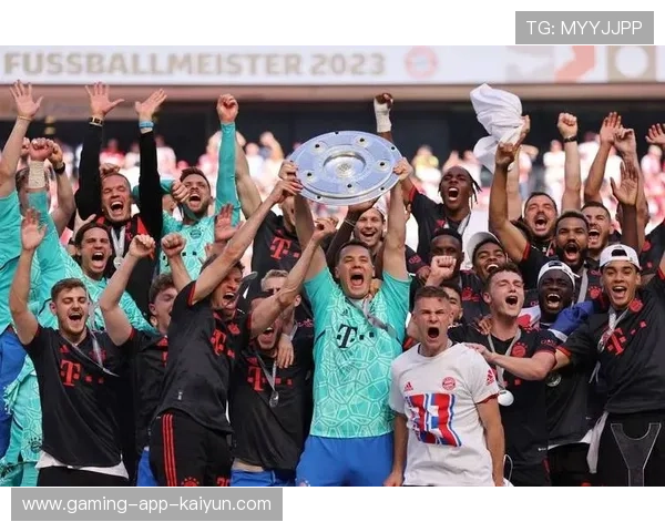 拜仁大胜后全队鞠躬感谢球迷，激情与感动的双重盛宴