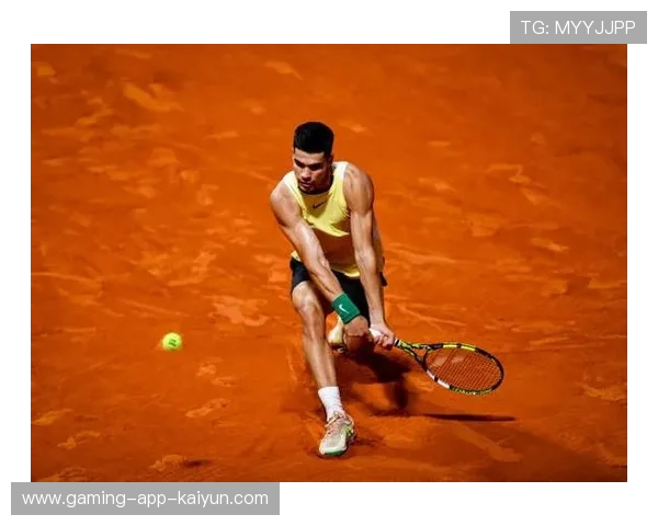 阿尔卡拉斯反手直线穿越得分引爆全场